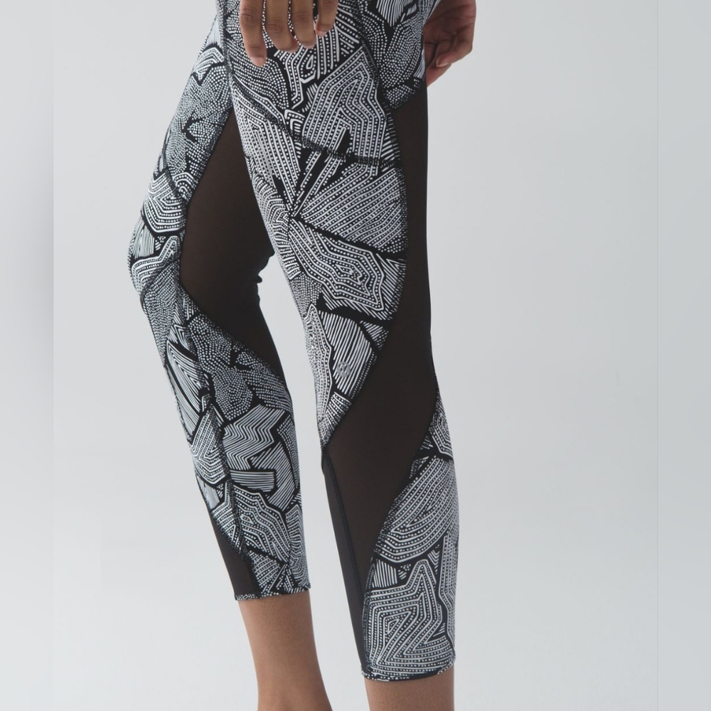 Rare, Sold Out! Lulemon Goal Crusher Crop Leggings in Dottie Tribe 8
